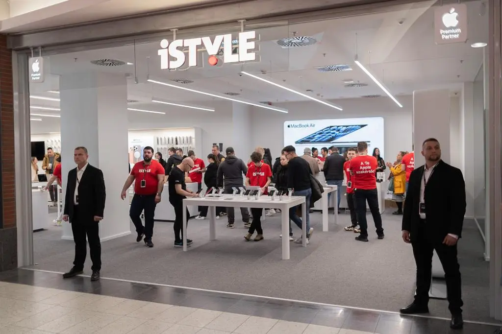 New Premium Apple store in Budapest