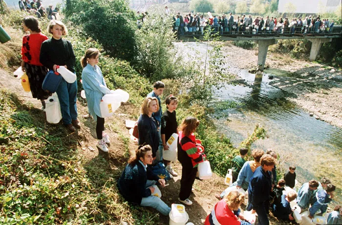 queuing-for-water-sarajevo