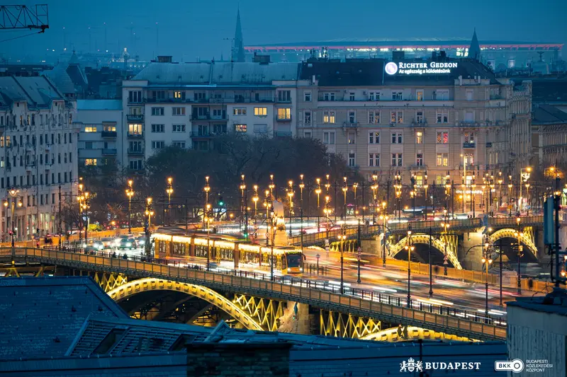 Budapest’s festive nostalgia returns: glittering Santa Bus and light trains roll out for Advent